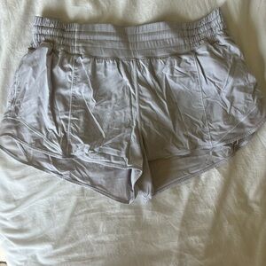 WHITE LULULEMON HIGHRISE HOTTY HOT SHORTS | SIZE 10